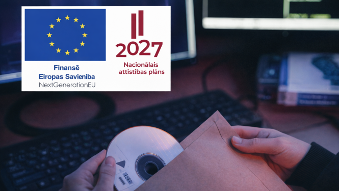 Attēlotas personas rokas, kur viena roka pietur aploksni, bet ar otru roku tiek izņemts disks no aploksnes, fonā ir datori. Atveseļošanās fonda logo.