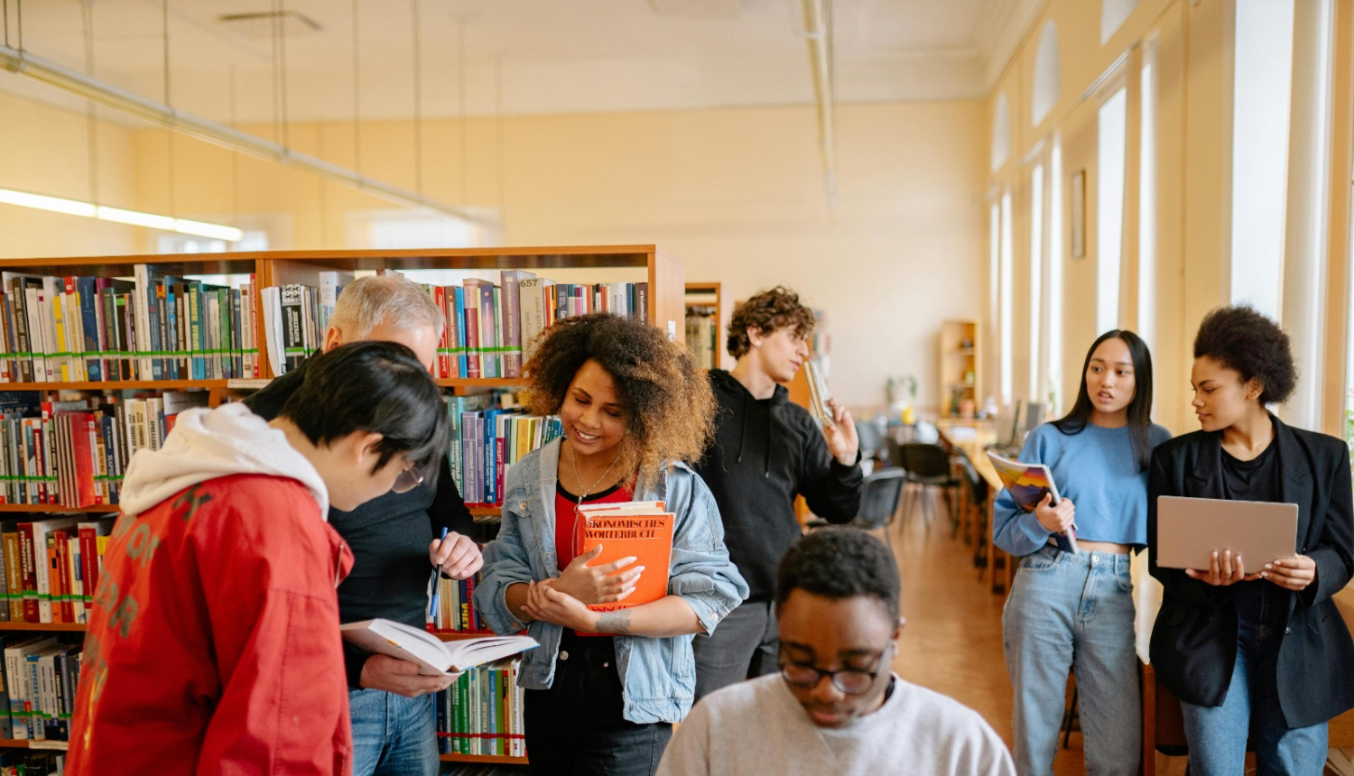 Dažādu tautību cilvēki darbojas bibliotēkā