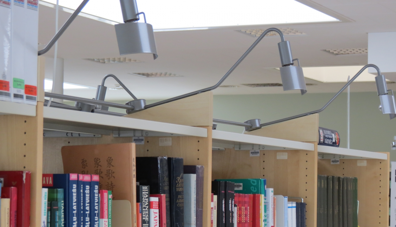 Grāmatplaukti Valmieras bibliotēkā