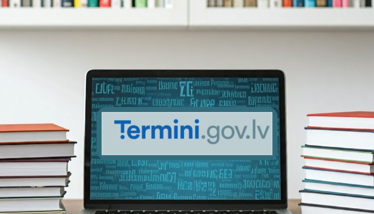Atvērts portatīvais dators ar uzrakstu termini.gov.lv ekrānā un ar vārdnīcām blakus uz galda