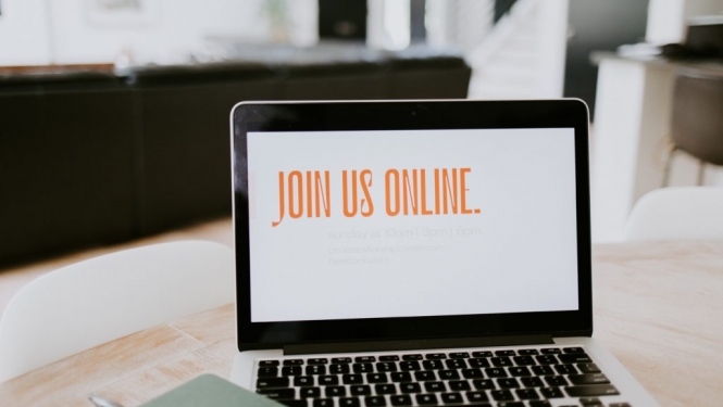 Atvērts portatīvais dators ar tekstu - Join us online