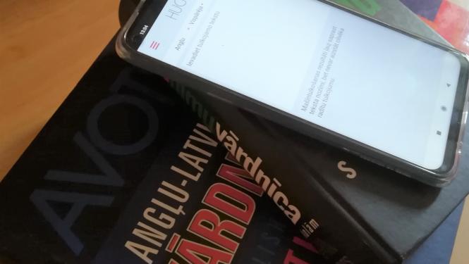 Vārdnīcas un viedtālrunis ar Hugo.lv aplikāciju
