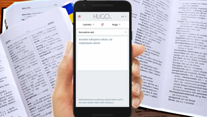 Viedtālrunis ar Hugo.lv lietotni uz atvērtu vārdnīcu fona
