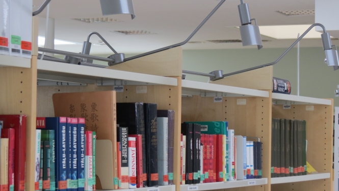 Grāmatplaukti Valmieras bibliotēkā