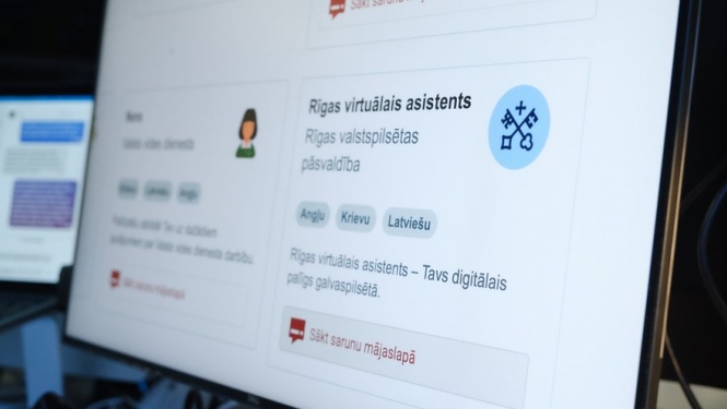 Datora ekrāns ar Rīgas virtuālo asistentu RVA katalogā Hugo.lv