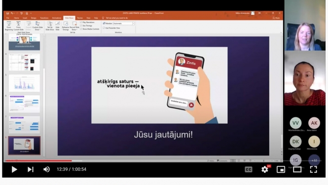 Ekrāna skats no prezentācijas slaida ar viedtālruni, kura redzams virtuālais asistents ZINTIS