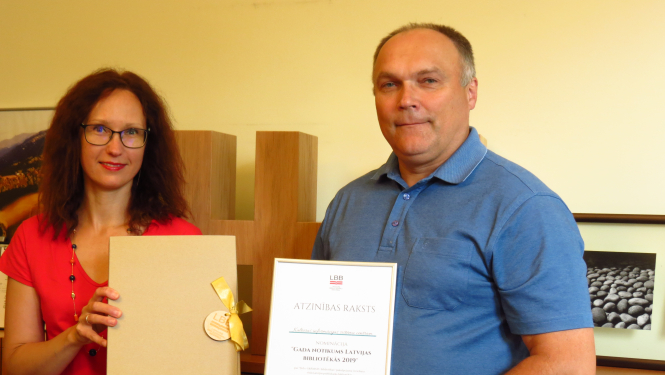 KISC direktors Armands Magone saņem ceļojošo balvu no LBB valdes priekšsēdētājas Māras Jēkabsones