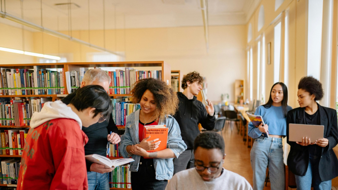 Dažādu tautību cilvēki darbojas bibliotēkā