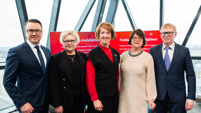 Diskusijas "Fokuss: prasmes digitālajā desmitgadē" dalībnieki ar Digitālās nedēļas baneri fonā