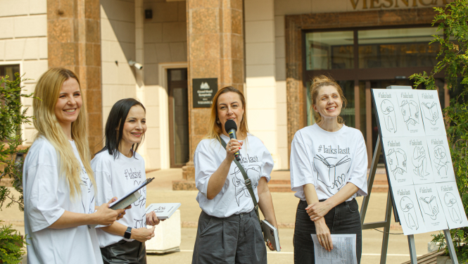 Četras rakstnieces Rīgas centrā publiski atklāj iniciatīvu #laiks lasīt