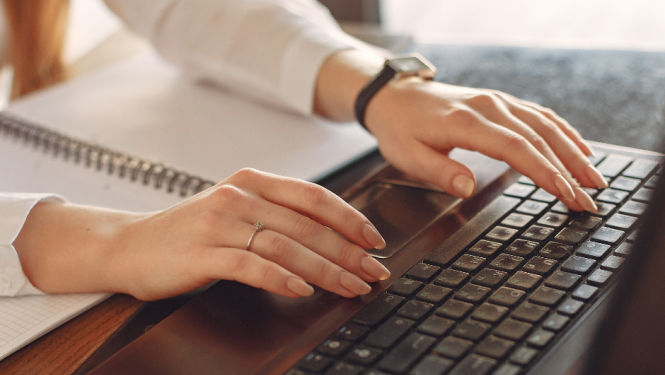 Rokas uz datora klaviatūras