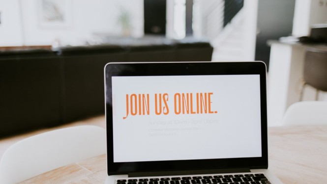 Atvērts portatīvais dators ar tekstu - Join us online