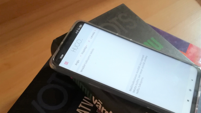 Vārdnīcas un viedtālrunis ar Hugo.lv aplikāciju