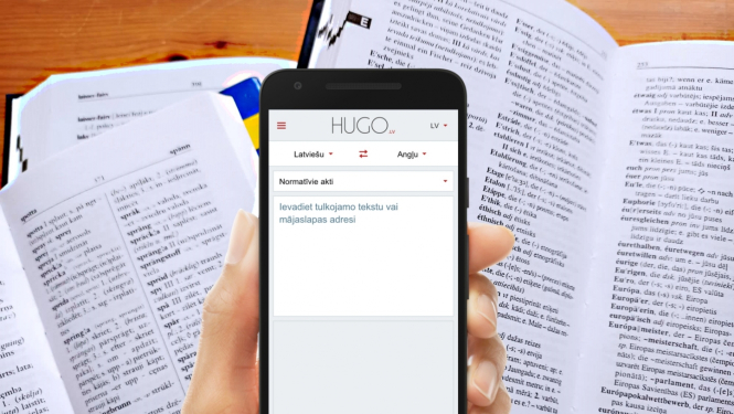 Viedtālrunis ar Hugo.lv lietotni uz atvērtu vārdnīcu fona