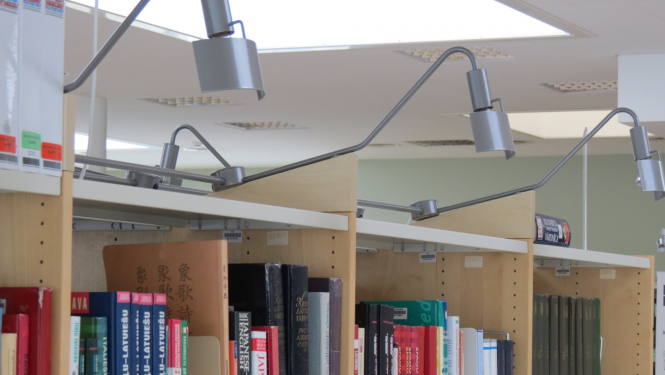 Grāmatplaukti Valmieras bibliotēkā