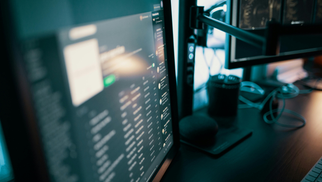 Vairāki datora ekrāni ar sistēmu darbības atveidi tajos