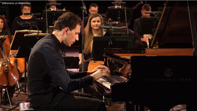 Pianists Reinis Zarins pie kavierēm koncertā "Bēthovens un Bēthovens"