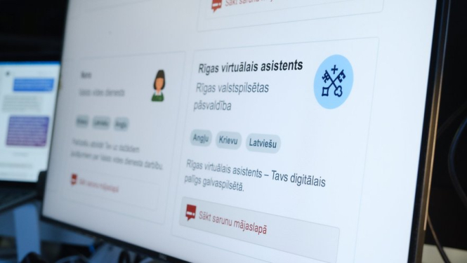 Datora ekrāns ar Rīgas virtuālo asistentu RVA katalogā Hugo.lv