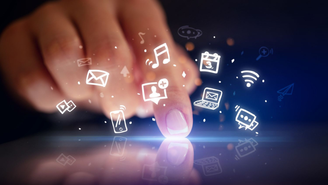 Viedtālruņa virsma ar roku - abstrakts foto