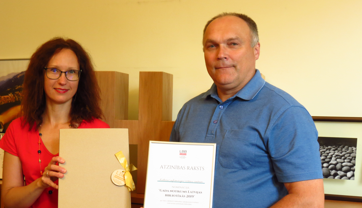 KISC direktors Armands Magone saņem ceļojošo balvu no LBB valdes priekšsēdētājas Māras Jēkabsones