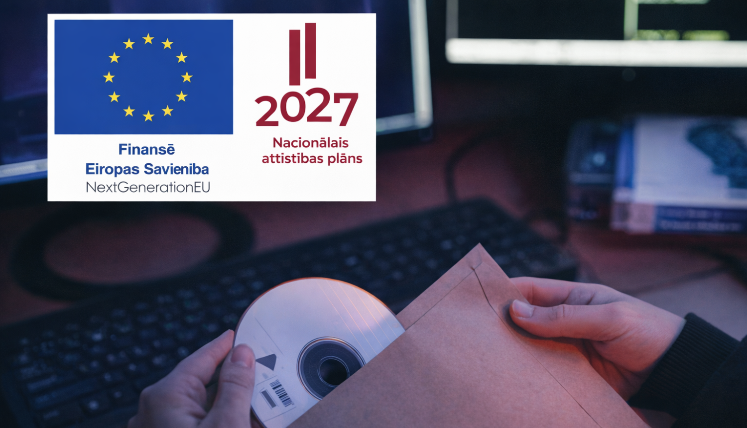 Attēlotas personas rokas, kur viena roka pietur aploksni, bet ar otru roku tiek izņemts disks no aploksnes, fonā ir datori. Atveseļošanās fonda logo.