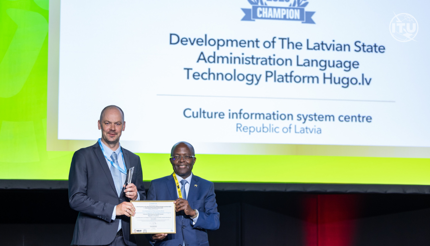 Jānis Ziediņš uz skatuves saņem platformai Hugo.lv piešķirto balvu