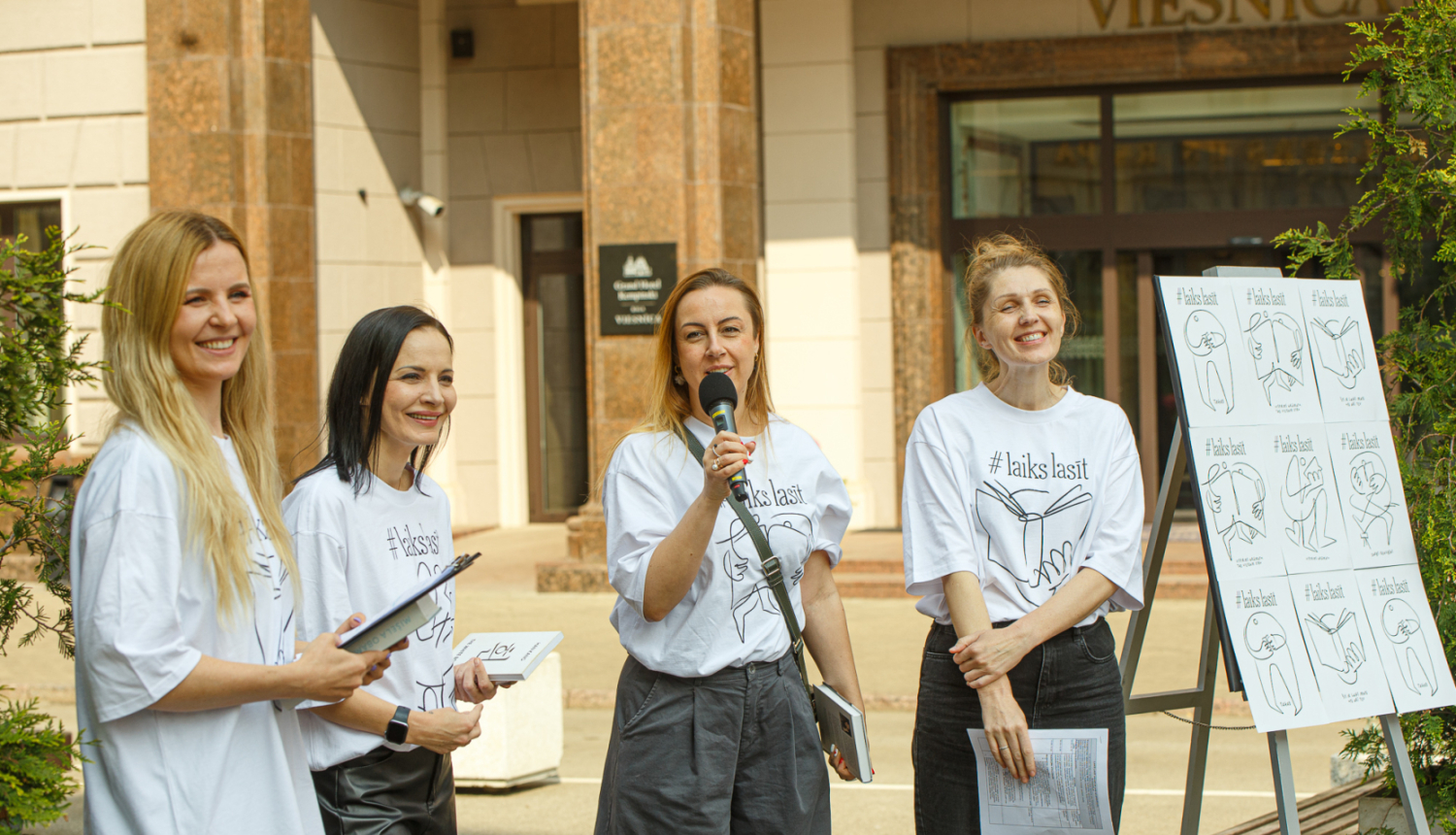 Četras rakstnieces Rīgas centrā publiski atklāj iniciatīvu #laiks lasīt