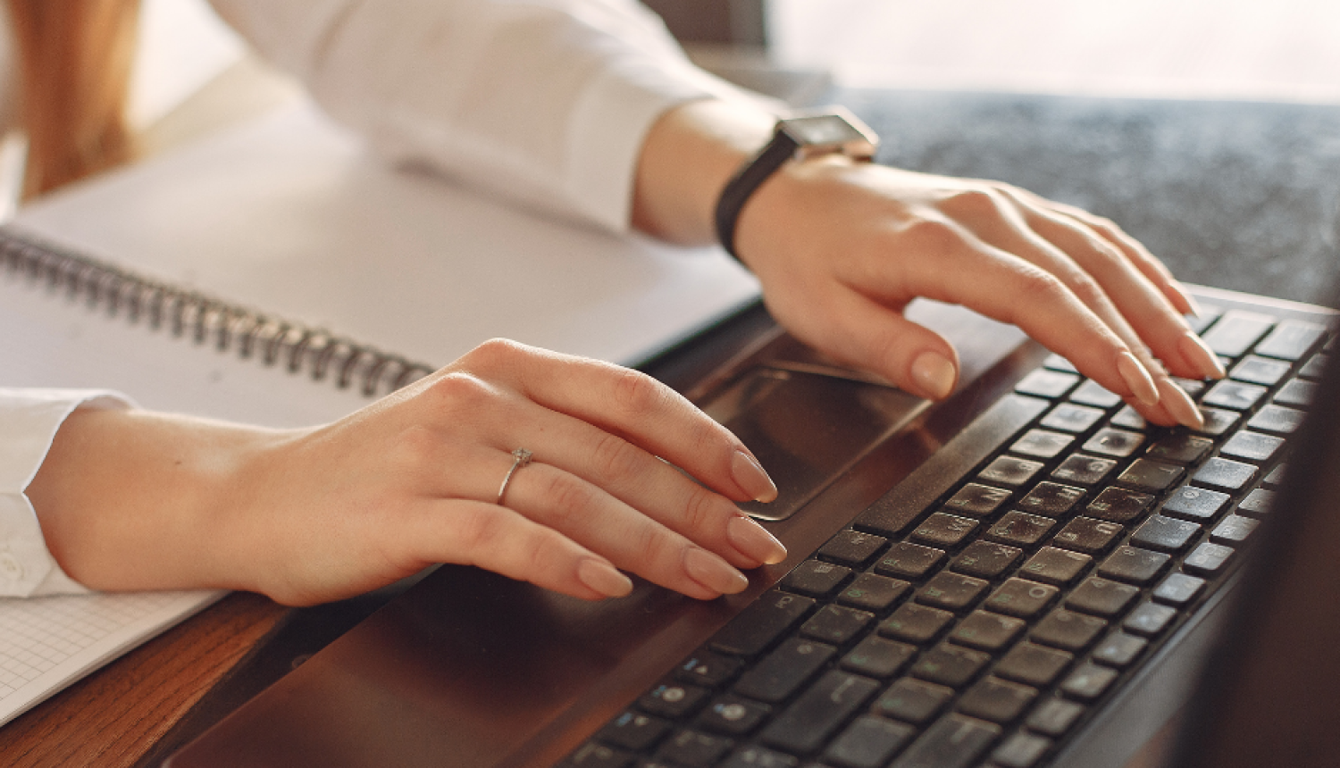 Rokas uz datora klaviatūras