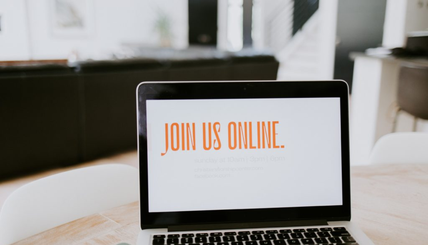 Atvērts portatīvais dators ar tekstu - Join us online