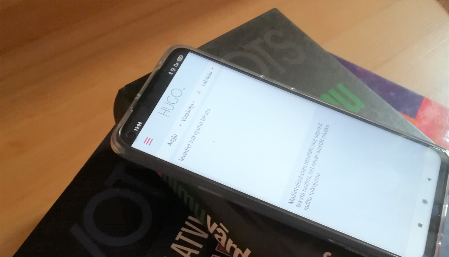 Vārdnīcas un viedtālrunis ar Hugo.lv aplikāciju