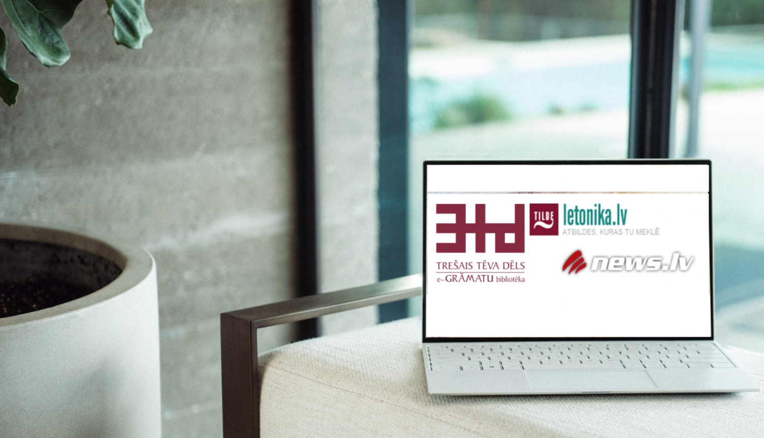 Uz baltas virsmas atvērts klēpjdators ar e-resursu logo ekrānā