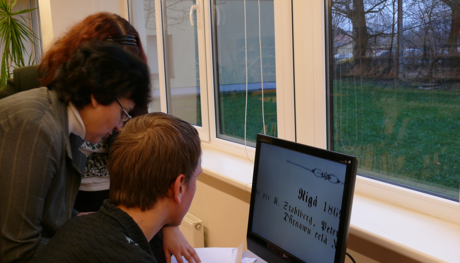 Bibliotēkas lietotāji strādā pie datora