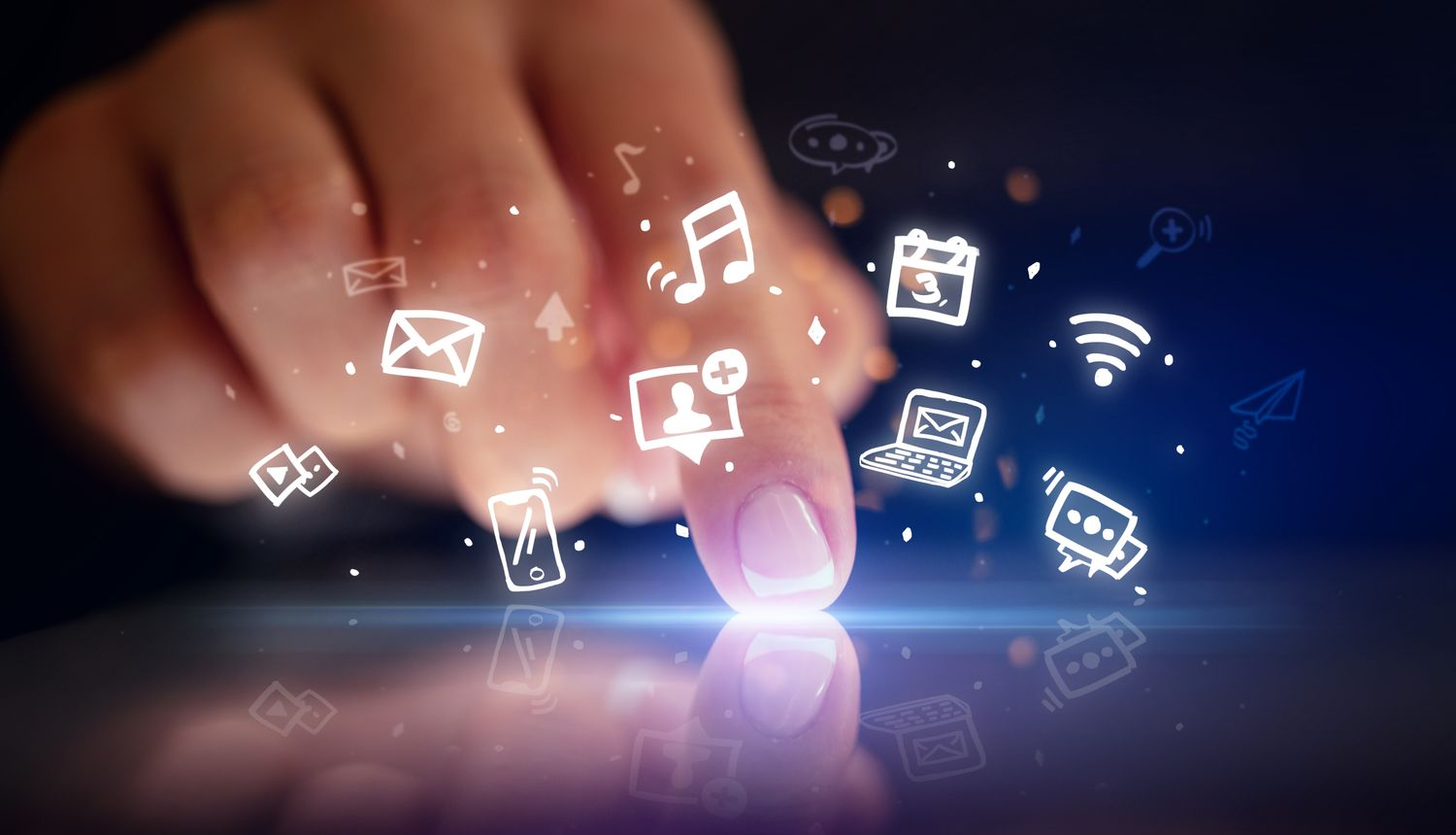 Viedtālruņa virsma ar roku - abstrakts foto