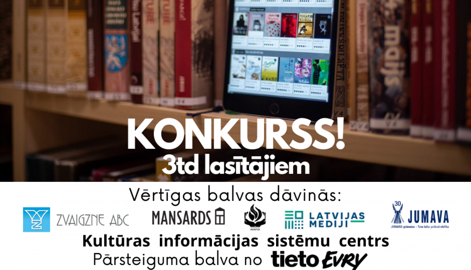 Planšetdators ar 3td bibliotēkas skatu publiskās bibliotēkas plauktā starp papīra grāmatām