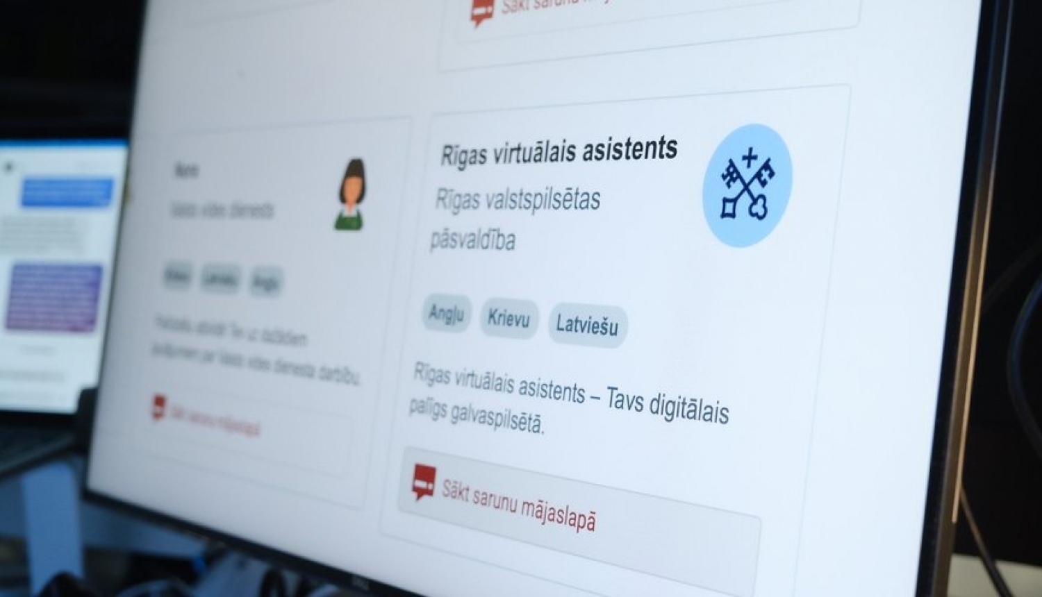Datora ekrāns ar Rīgas virtuālo asistentu RVA katalogā Hugo.lv